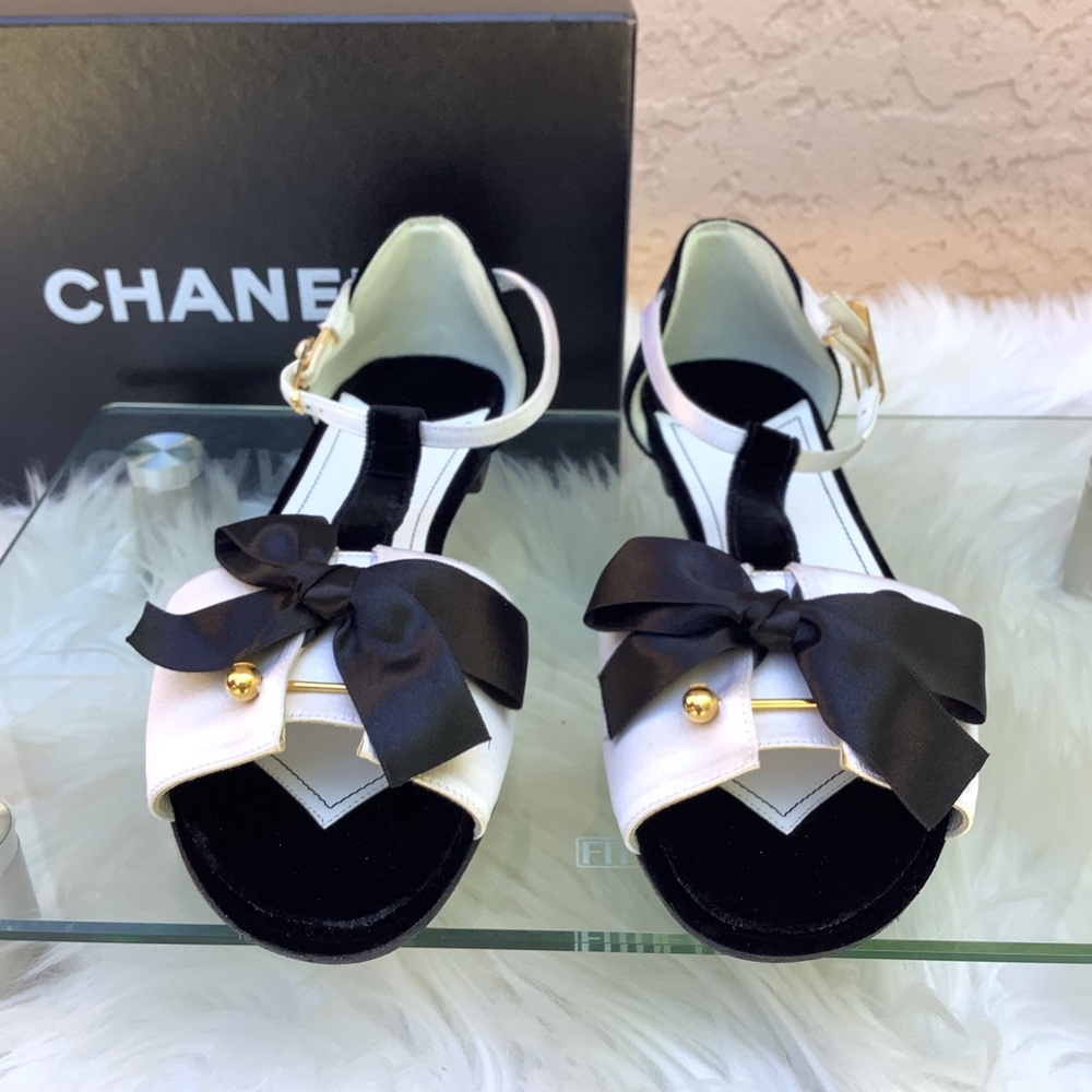 CHANEL White Black Bow Accent Sandals